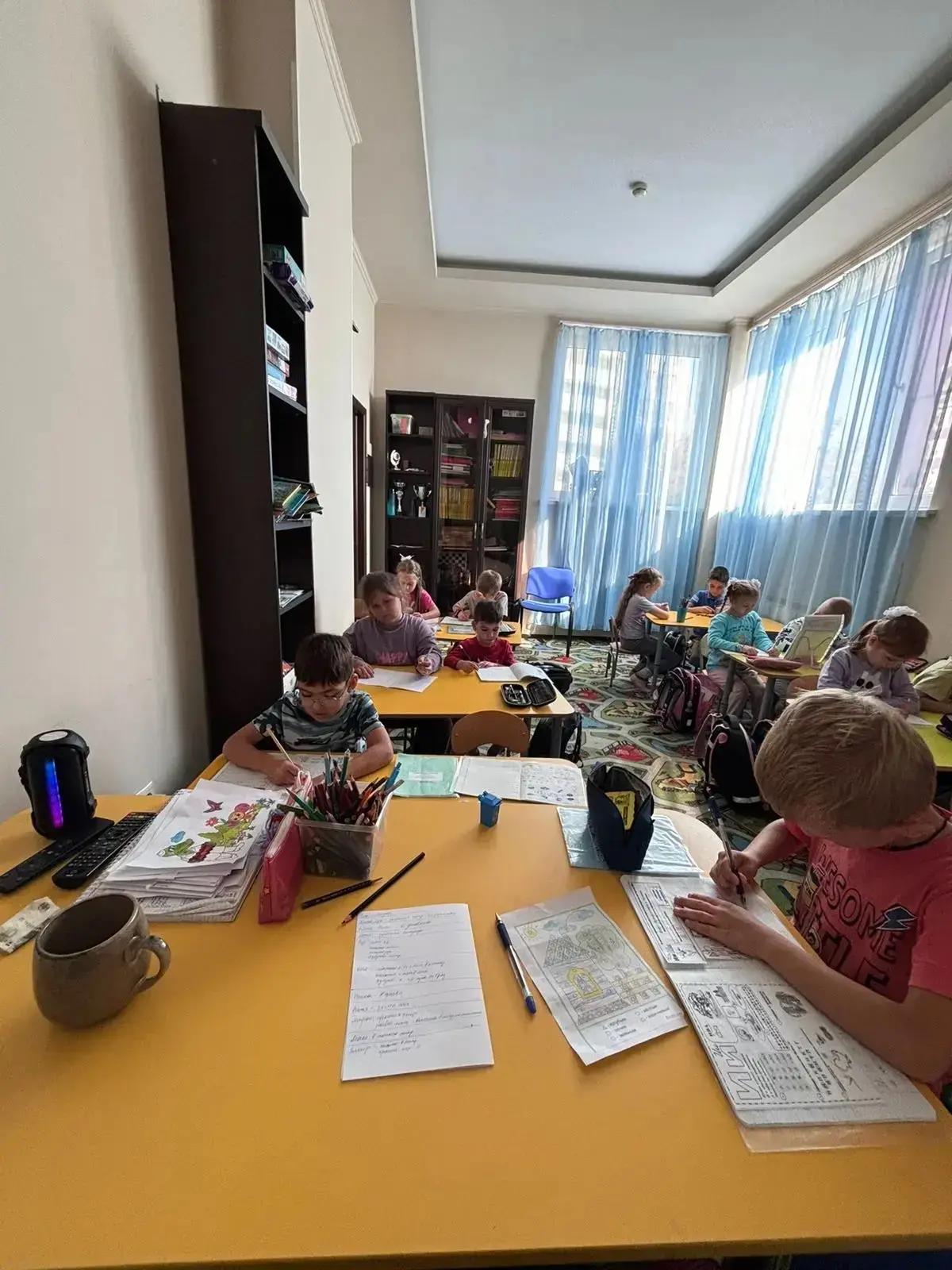 Педагог с детьми в частной продлёнке